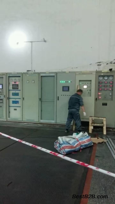 水电站发电机层两边挡水墙施工缝补漏