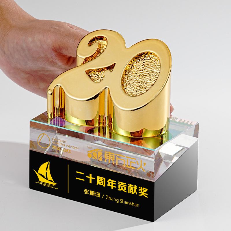 企业员工纪念品 金属奖杯定制生产