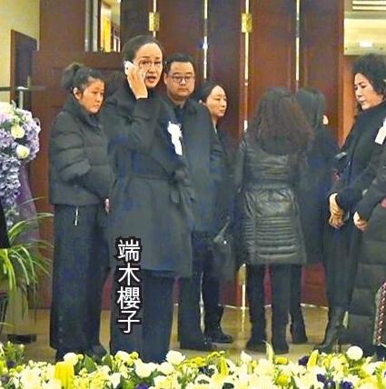 昨天他的遗体移送八宝山设灵,遗孀端木樱子请了10多名喇嘛在灵堂守夜
